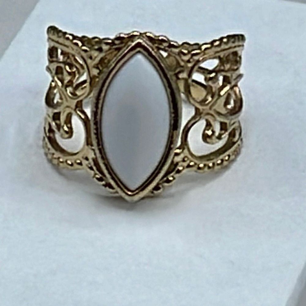 Vintage 1970’s80’s Sarah Coventry white and gold colored ring - Picture 1 of 8